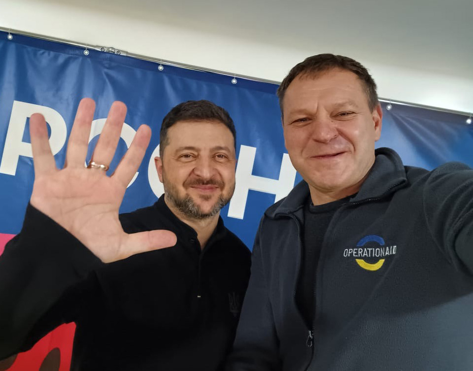 Ukrainas president Volodymyr Zelenskyj besöker OperationAids center i Cherson.
