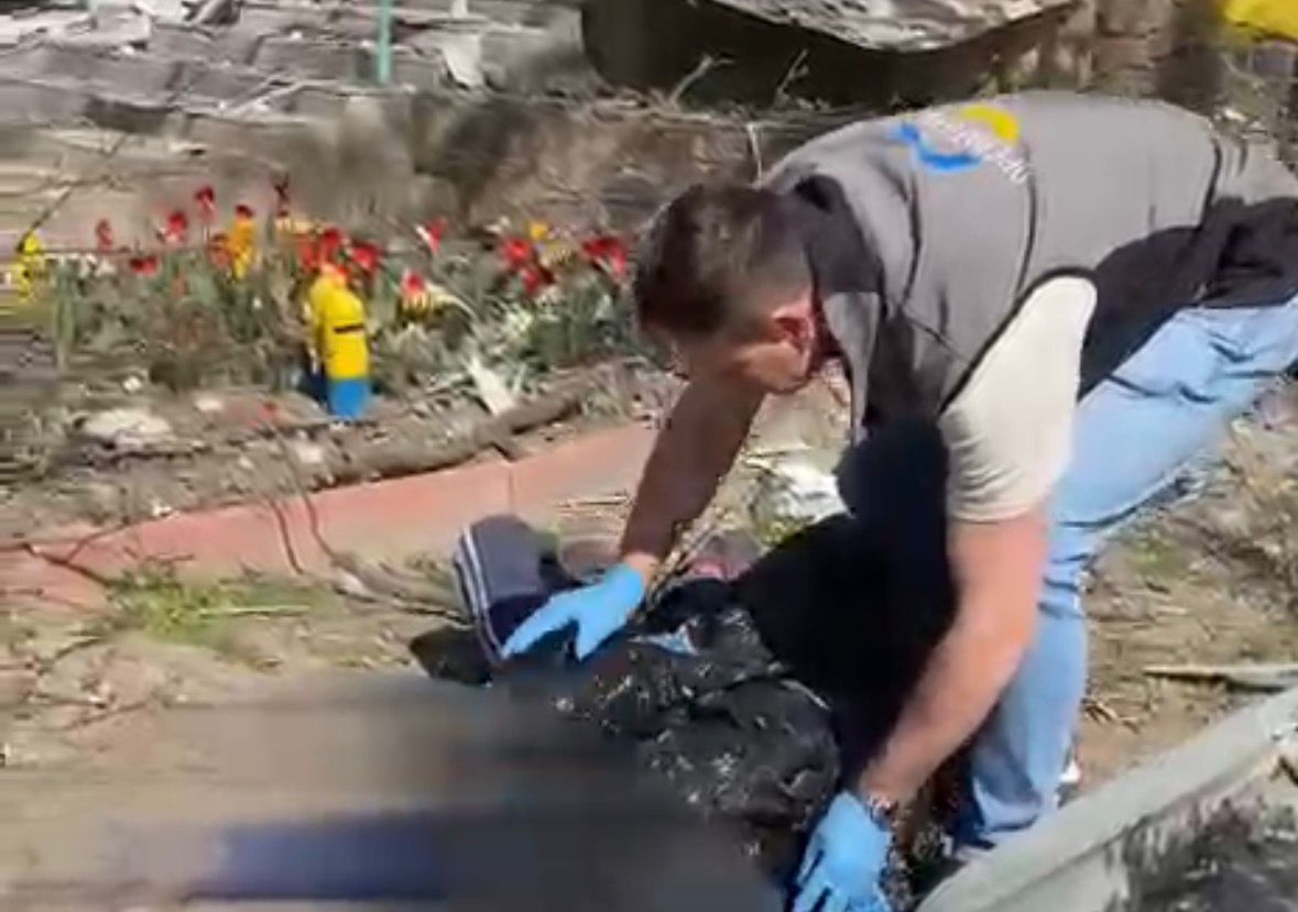 Efter bombningarna i Cherson — förödelse efter artilleri, drönare och flygbomber över staden.