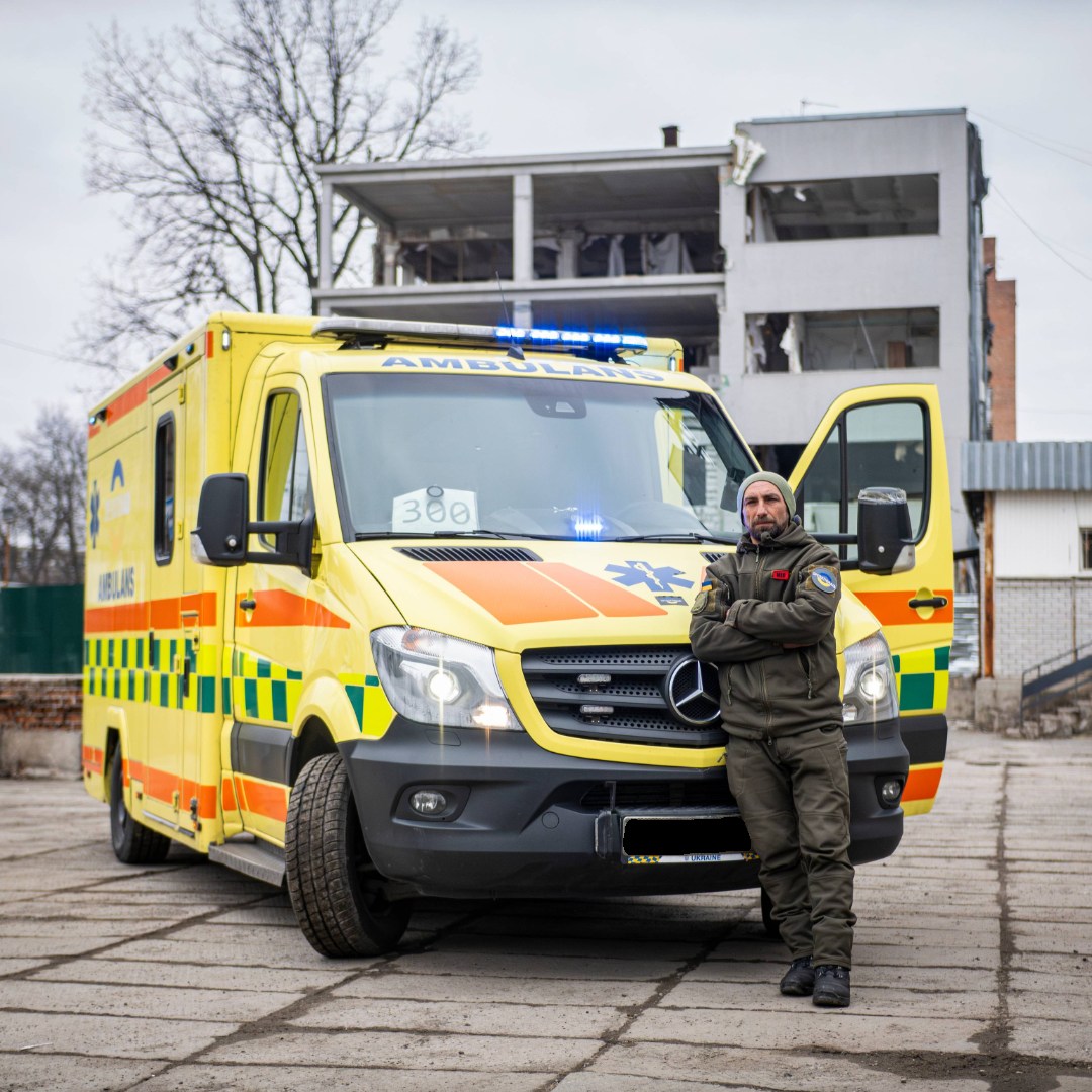 Sjukvårdstransporter från östra Ukraina — OperationAids ambulans utanför Dnipro, redo för dagens patienttransport.