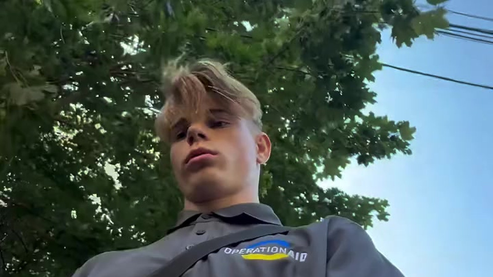 Dmytro Hurin i OperationAids uniform vid vägkanten strax efter drönarattacken mot ambulansen i Cherson.