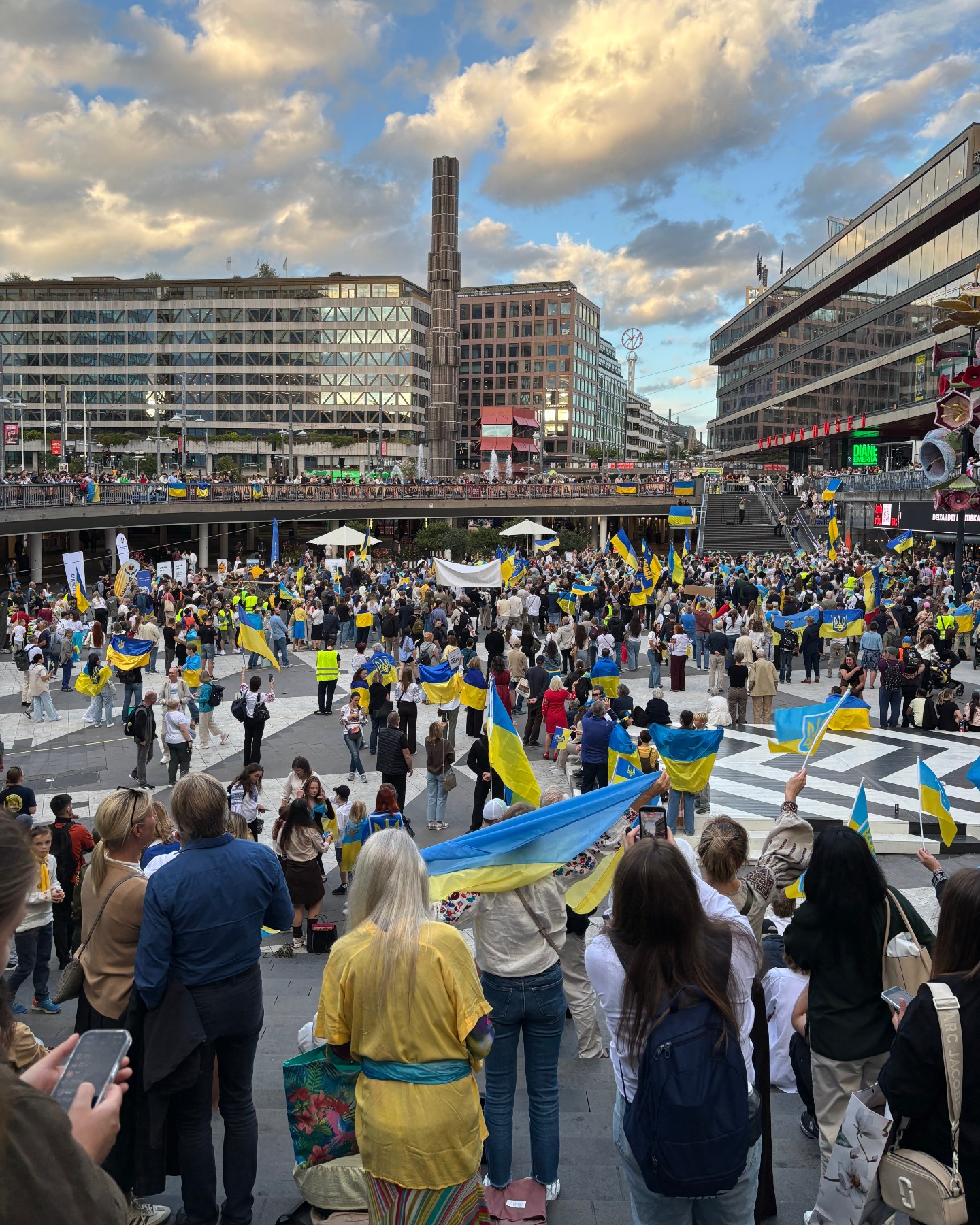 Sergels torg fyllt av blågula flaggor när hundratals samlades för att fira Ukrainas självständighetsdag i Stockholm.