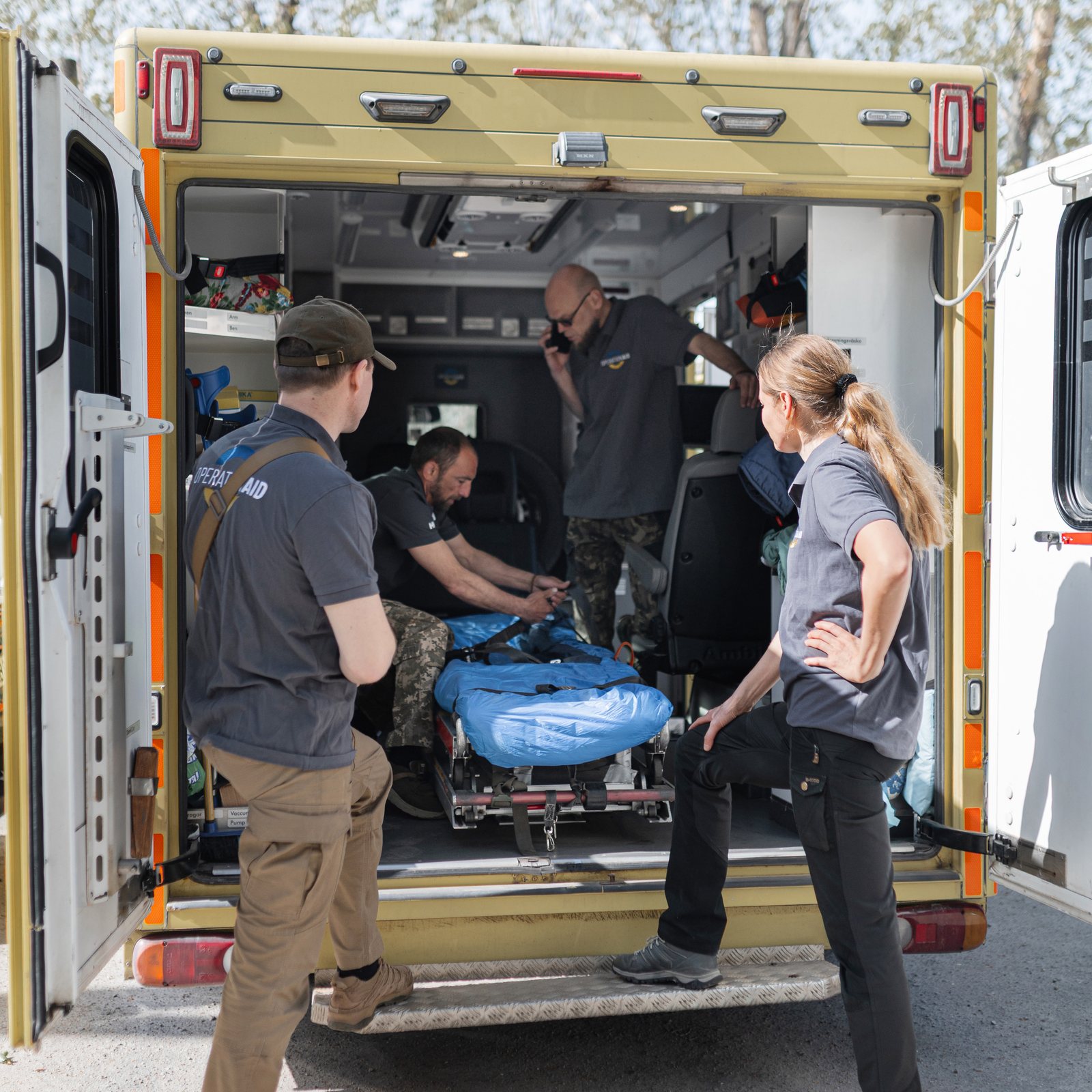 OperationAids ambulansteam förbereder en bår i en ambulans