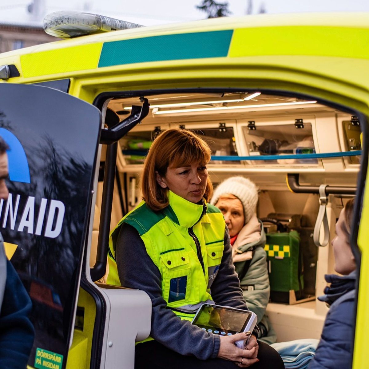 OperationAids ambulanspersonal med en patient i ambulansen